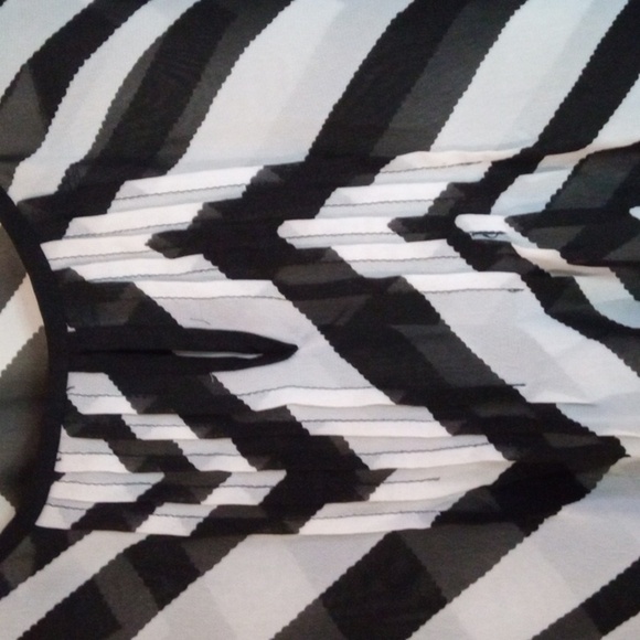 Massini black and white sheer Chevron pleated blouse with lantern sleeves - Picture 3 of 8
